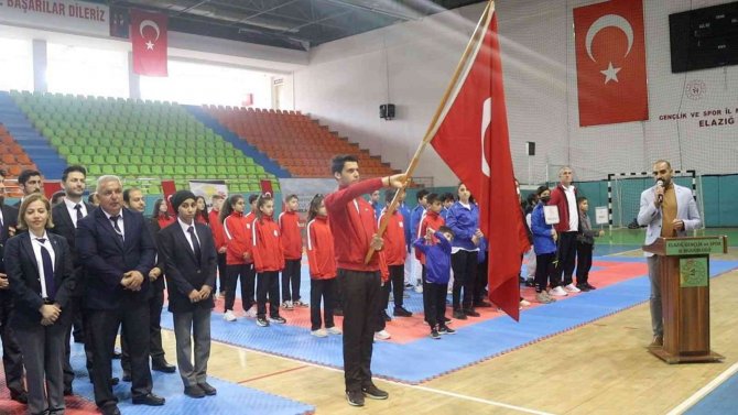 Elazığ’da Karate Grup Müsabakaları Başladı