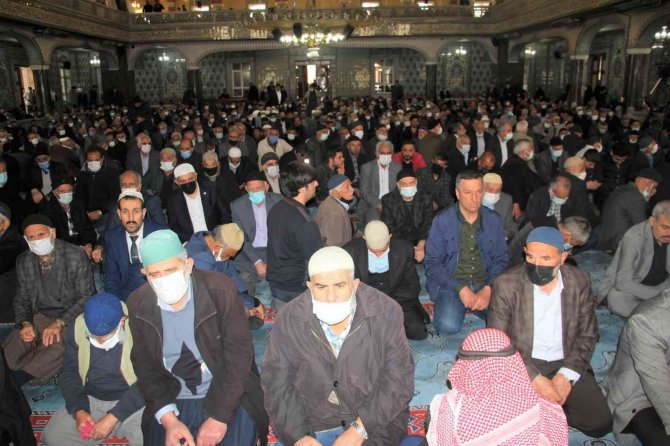 Elazığ’da Ramazan Ayının İlk Cuma Namazında Camiler Doldu