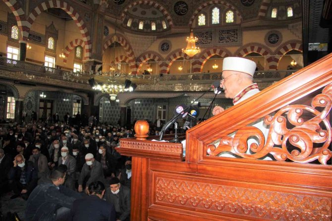 Elazığ’da Ramazan Ayının İlk Cuma Namazında Camiler Doldu