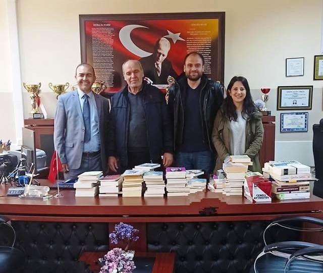 Emekli Maaşıyla Okul Kütüphanesine Bağışta Bulunmaya Devam Ediyor