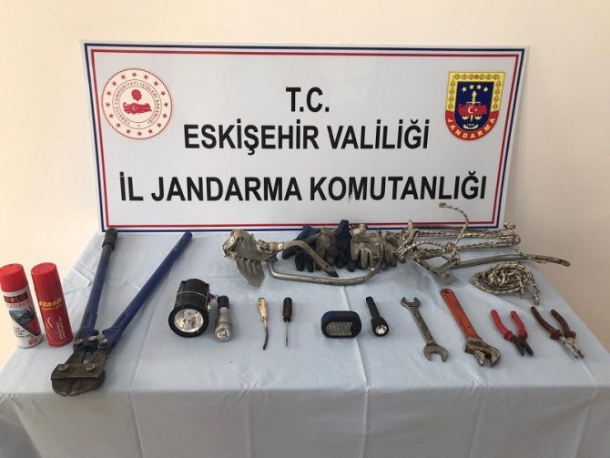 Dört İlçedeki 8 Ayrı Hırsızlığın Şüphelisi 3 Kişi Yakalandı, 1’i Tutuklandı