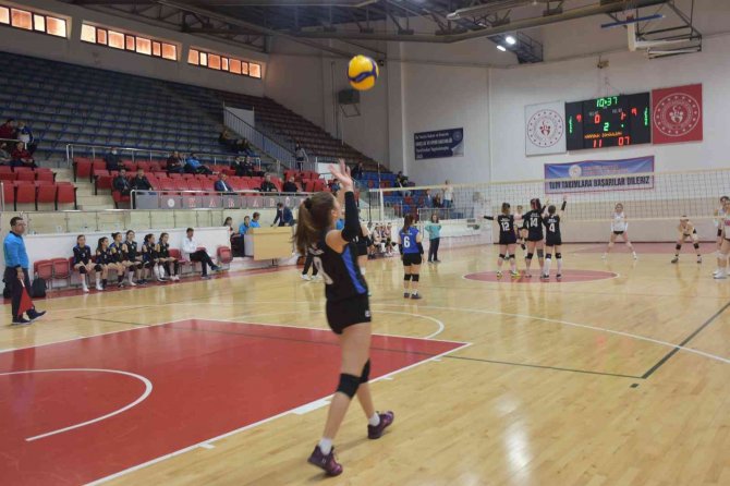 Genç Kızlar Voleybol Grup Eleme Müsabakaları Karabük’te Düzenleniyor
