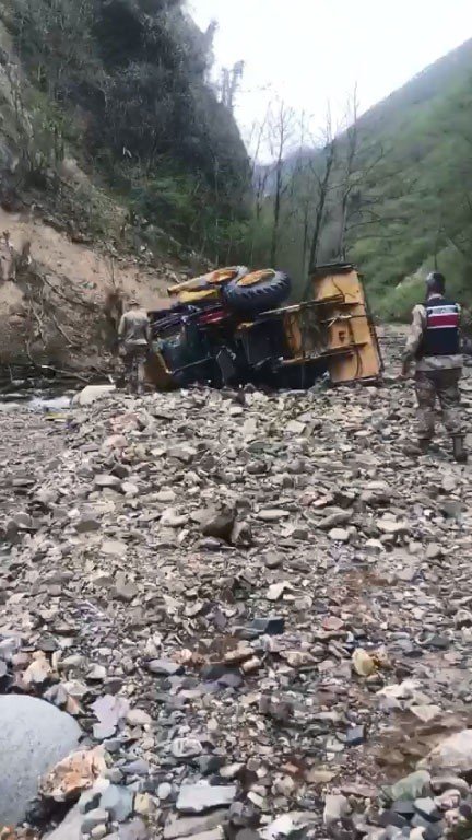 Yol Çalışması Yapan İş Makinesi Uçuruma Yuvarlandı: 1 Ölü