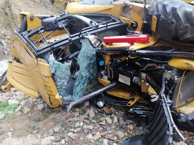 Yol Çalışması Yapan İş Makinesi Uçuruma Yuvarlandı: 1 Ölü