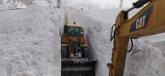 Yüksekova’da 8 Metrelik Kar Tünelleri