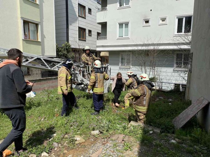 Çekmeköy’de Apartman Dairesi Yandı, Mahsur Kalan 6 Kişiyi İtfaiye Kurtardı
