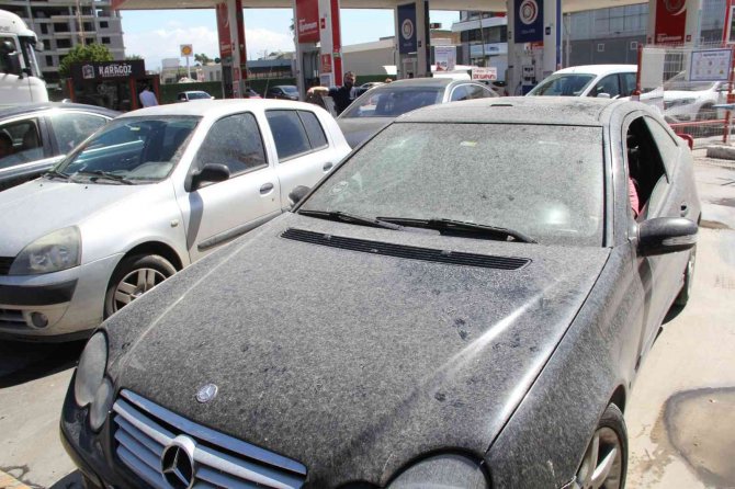 İ̇zmir’de Çamur Yağdı; Oto Yıkamacılarda Yoğunluk Yaşandı