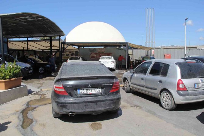 İ̇zmir’de Çamur Yağdı; Oto Yıkamacılarda Yoğunluk Yaşandı