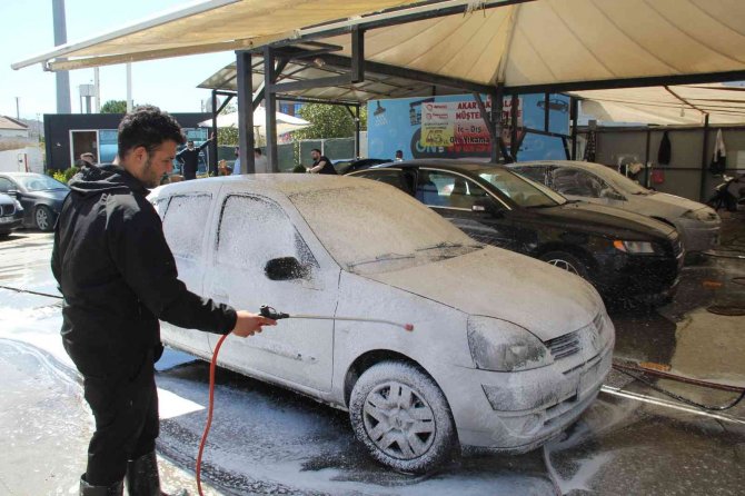 İ̇zmir’de Çamur Yağdı; Oto Yıkamacılarda Yoğunluk Yaşandı