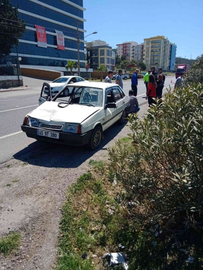 İ̇zmir’de Anne Ve Kızı Otomobil Çarpmasıyla Ağır Yaralandı