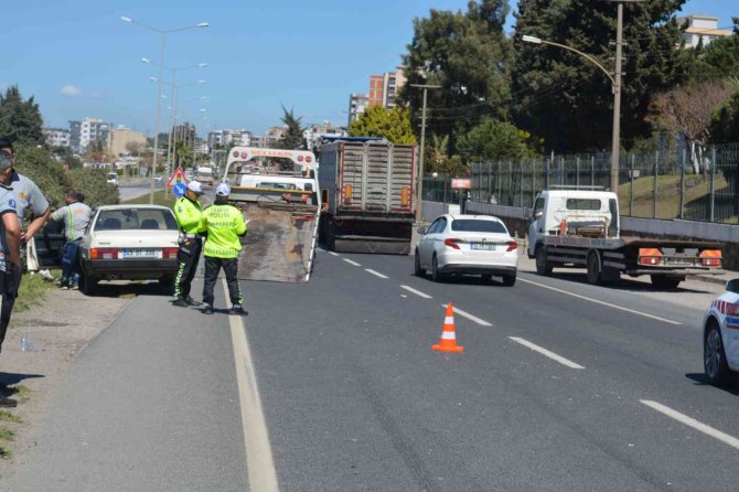 İ̇zmir’de Anne Ve Kızı Otomobil Çarpmasıyla Ağır Yaralandı
