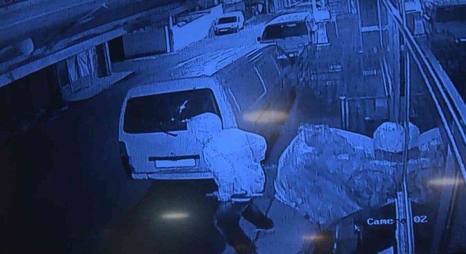 Hırsızlar Kendi Dükkanı Gibi Anahtarla Kapıyı Açtı, Çelik Kasayı Çaldı