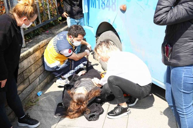 Kadıköy’de Feci Kaza: Kaldırıma Çıkan Minibüs İki İşçiyi Ezdi
