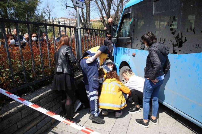 Kadıköy’de Feci Kaza: Kaldırıma Çıkan Minibüs İki İşçiyi Ezdi