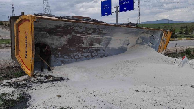 Frenleri Boşalan Cam Madeni Yüklü Tır Devrildi