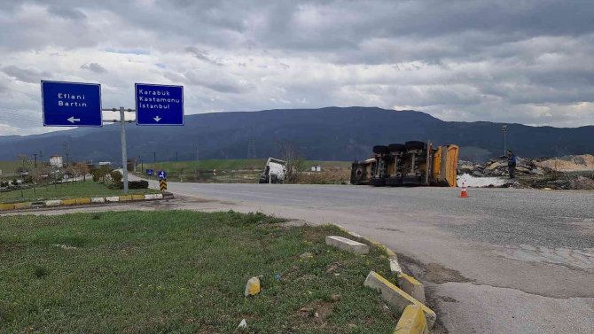 Frenleri Boşalan Cam Madeni Yüklü Tır Devrildi