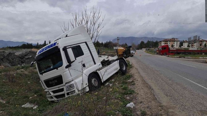 Frenleri Boşalan Cam Madeni Yüklü Tır Devrildi