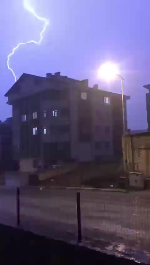 Karabük’te Şimşekler Geceyi Aydınlattı