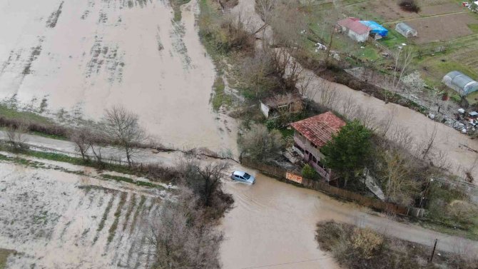 Sağanak Yağmur Ve Eriyen Kar Suları Taşkınlara Neden Oldu