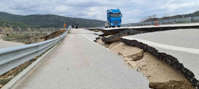 Yoğun Sağanak Ve Kar Suları Heyelana Sebep Oldu: Karabük-kastamonu Karayolu Çöktü