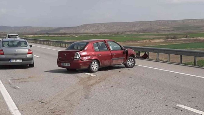 Otomobil Bariyerlere Çarptı: 2 Yaralı