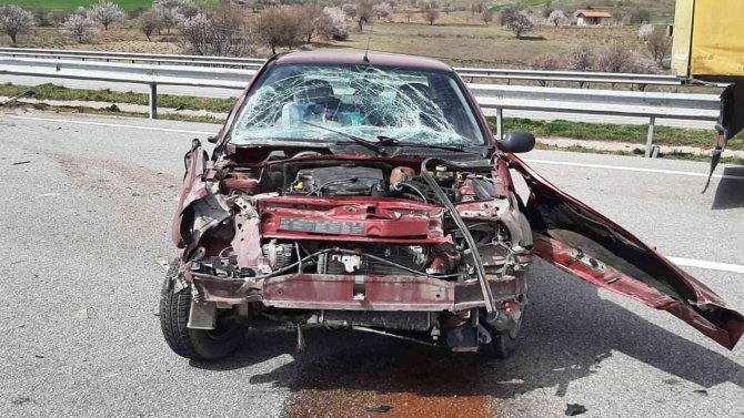 Otomobil Bariyerlere Çarptı: 2 Yaralı