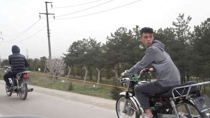 Trafikteki Tehlikeli Yolculuk Görenleri Şoke Etti: Akan Trafikte Motosikleti Halatla Çekti