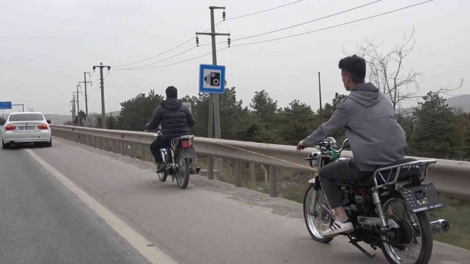 Trafikteki Tehlikeli Yolculuk Görenleri Şoke Etti: Akan Trafikte Motosikleti Halatla Çekti