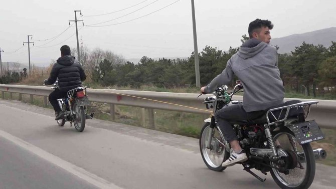 Trafikteki Tehlikeli Yolculuk Görenleri Şoke Etti: Akan Trafikte Motosikleti Halatla Çekti