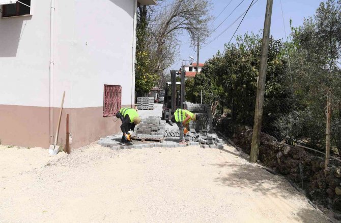Konyaaltı’nda İş Makinalarının Giremediği Sokaklara Parke Taşı