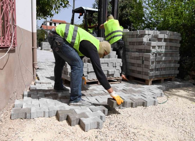 Konyaaltı’nda İş Makinalarının Giremediği Sokaklara Parke Taşı