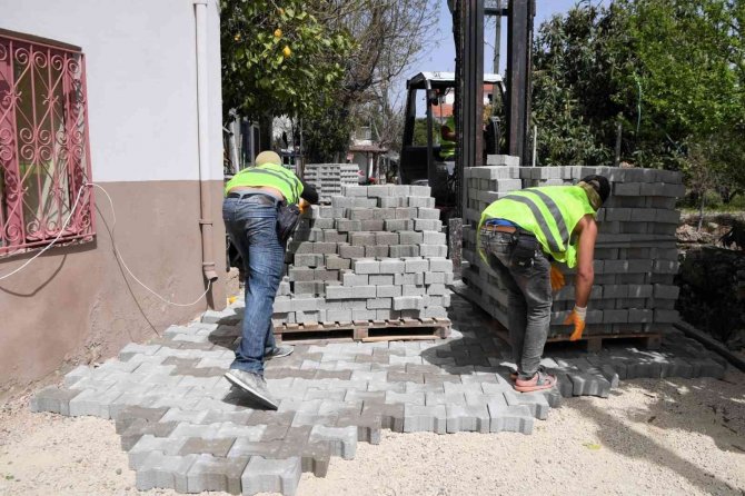 Konyaaltı’nda İş Makinalarının Giremediği Sokaklara Parke Taşı