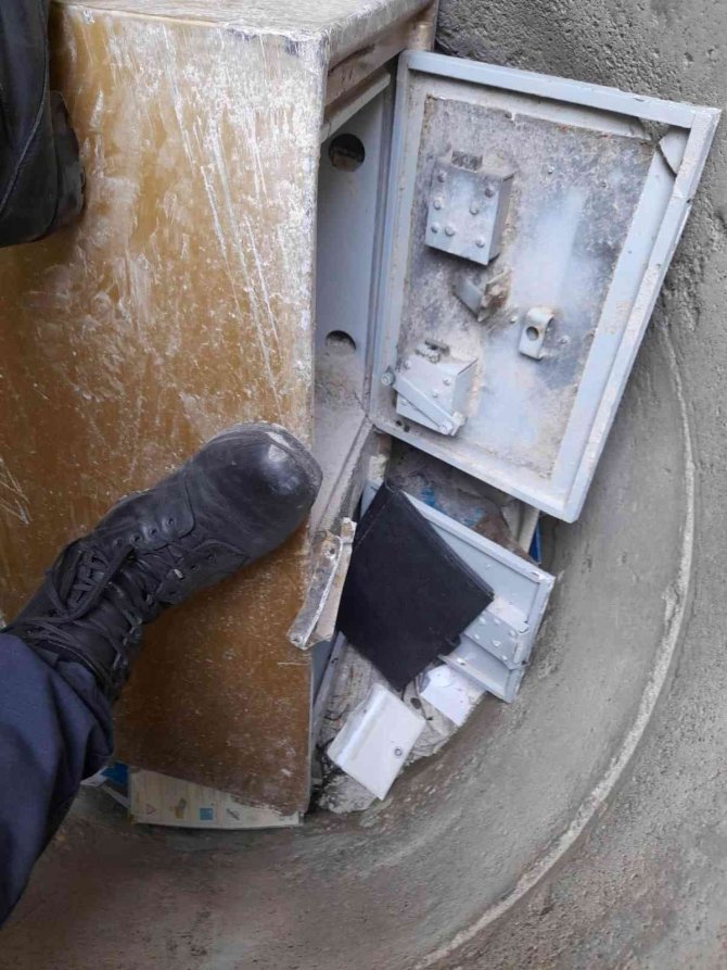 Girdikleri Evde Çelik Kasadan Altın Ve Paraları Çalın 4 Şüpheli Tutuklandı