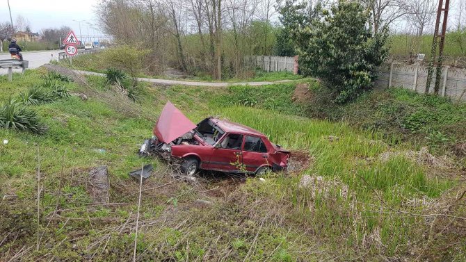 Lastiği Patlayan Otomobil Şarampole Uçtu: 1 Yaralı