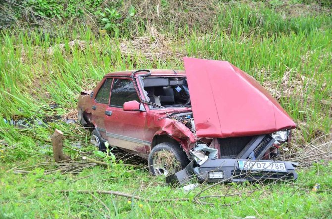 Lastiği Patlayan Otomobil Şarampole Uçtu: 1 Yaralı