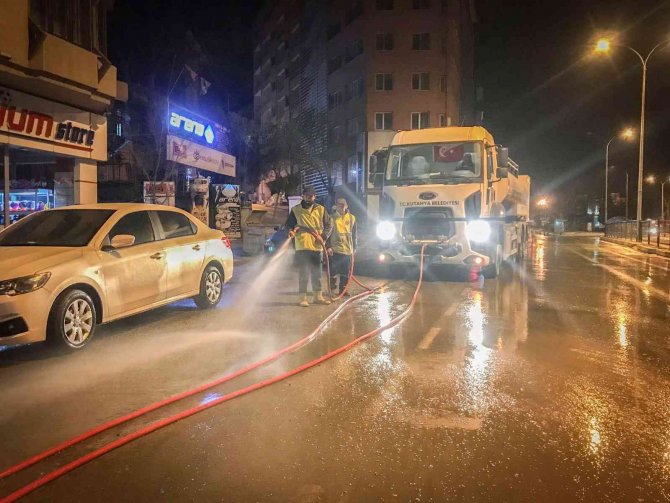 Kütahya’da Cadde Ve Sokaklar Yıkanıyor