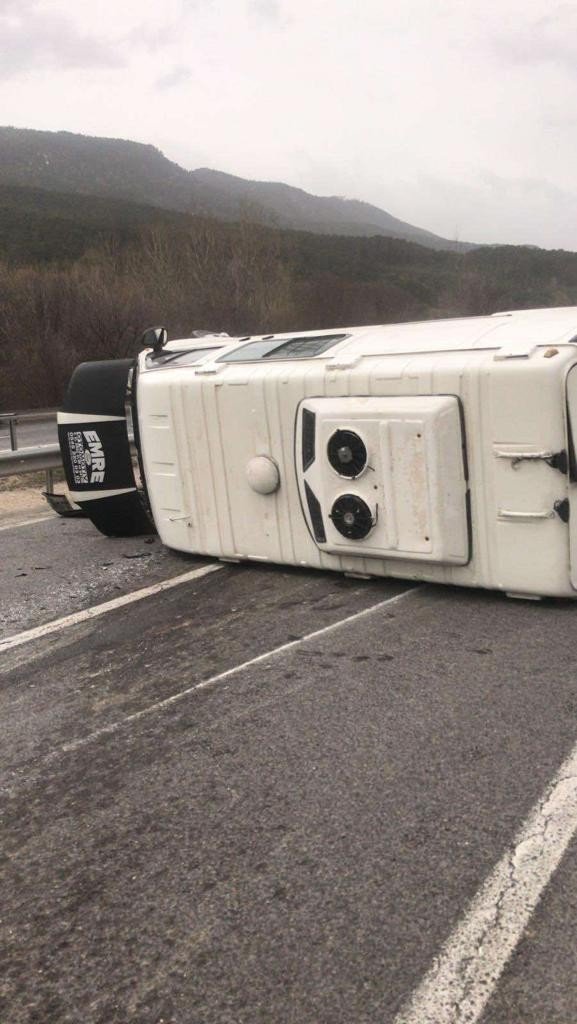 Lastiği Patlayan Kamyon Devrildi