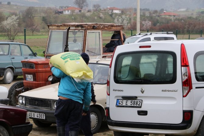 Büyükşehirden Selendi’ye Gübre Desteği