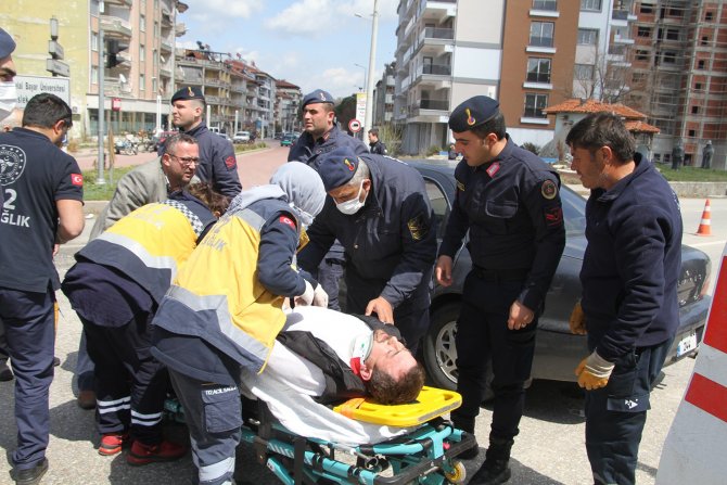 Otomobiller Kavşakta Çarpıştı: 1 Ağır Yaralı