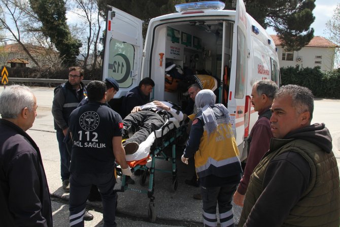 Otomobiller Kavşakta Çarpıştı: 1 Ağır Yaralı