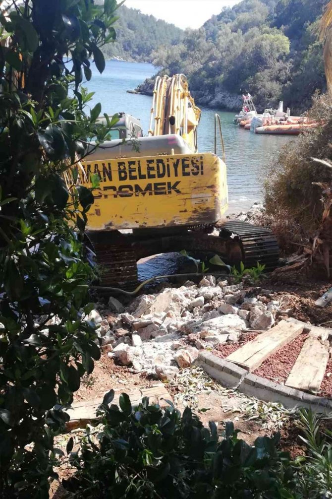 Dozerler Tekne İle Götürüldü, Kaçak Yapılar Yıkıldı