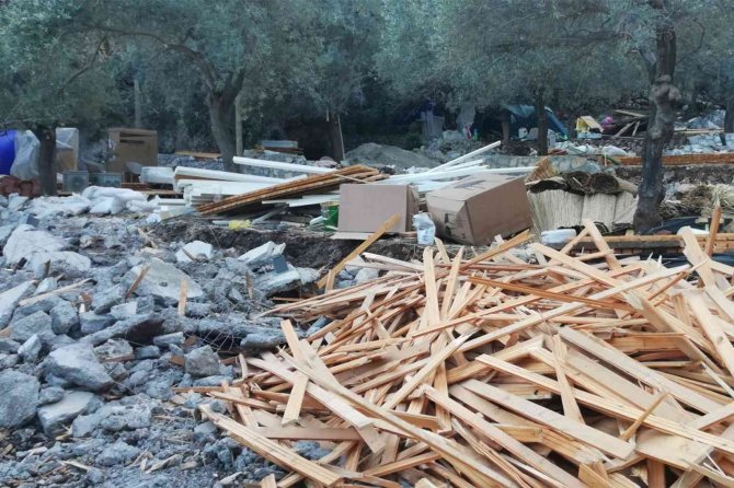 Dozerler Tekne İle Götürüldü, Kaçak Yapılar Yıkıldı