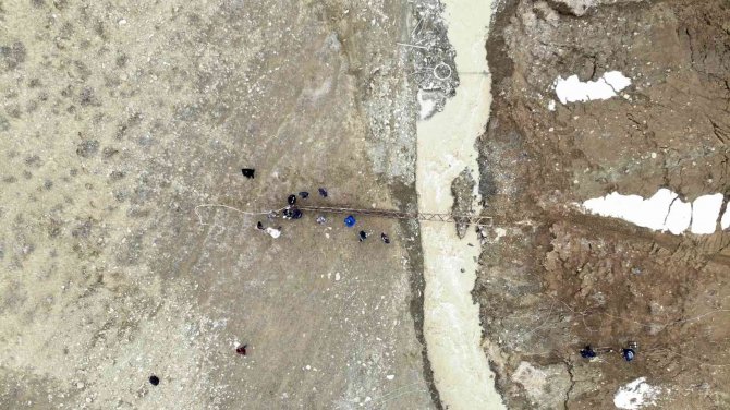 Muş’ta Yağış Ve Fırtınanın Etkisiyle Elektrik Direği Devrildi