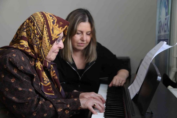 86 Yaşında Piyano Kursuna Başladı