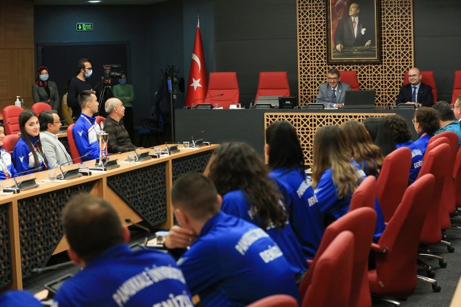Rektör Kutluhan Madalyalı Sporcuları Tebrik Etti