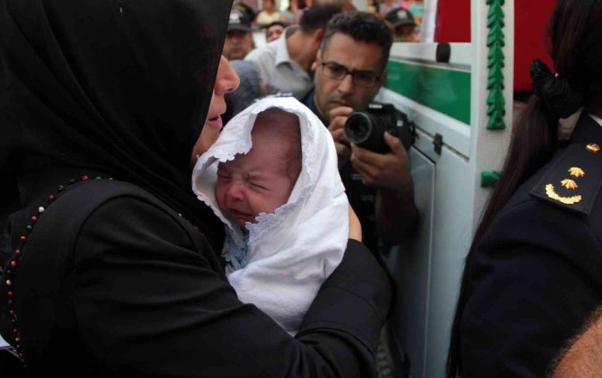 Şehit Mezarlığında Duygulandıran Plaket
