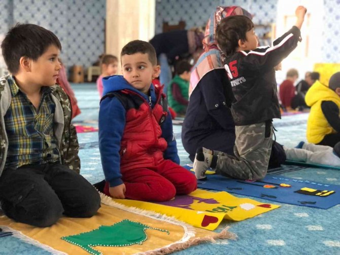 Pursaklar’da Çocuklar Teravih Namazı Kıldı