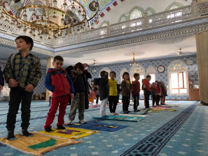 Pursaklar’da Çocuklar Teravih Namazı Kıldı