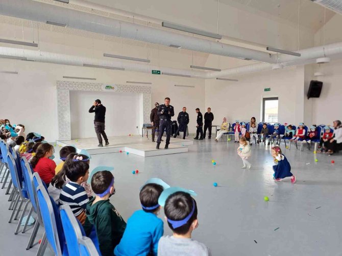 Minik Öğrencilere Polislik Mesleği Tanıtıldı