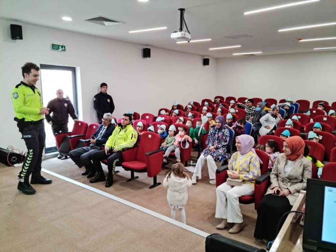 Minik Öğrencilere Polislik Mesleği Tanıtıldı